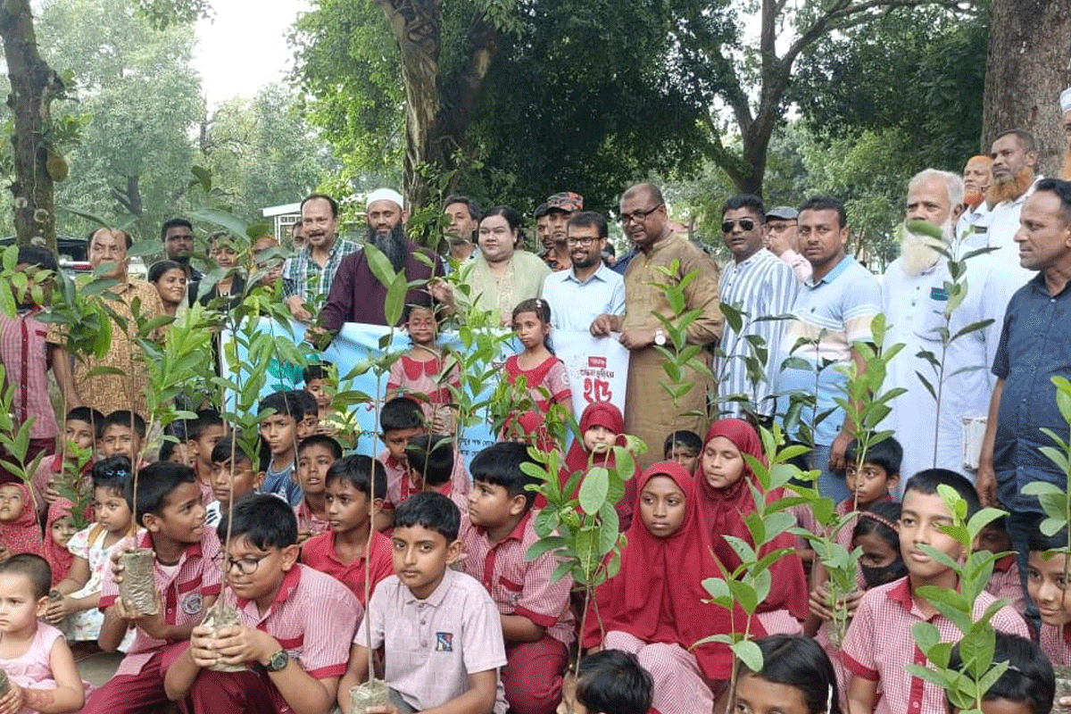 গোবিন্দগঞ্জে বৃক্ষরোপণ ও চারা বিতরণ কর্মসূচি পালন