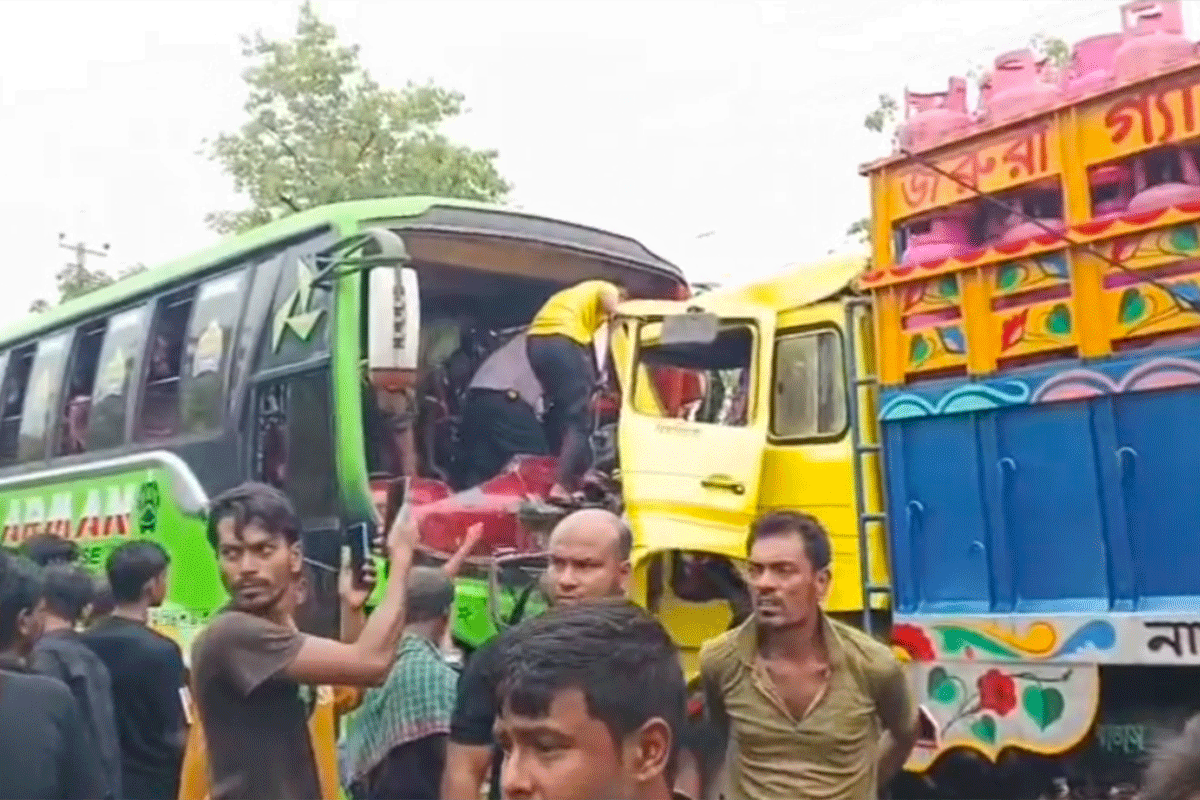 মোংলায় বাস-ট্রাক মুখোমুখি সংঘর্ষ, আহত ২০
