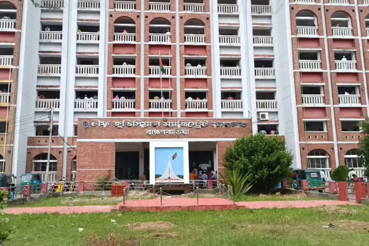 চেম্বারে ঢুকে আইনজীবীকে মারধর, গ্রেপ্তার ৪