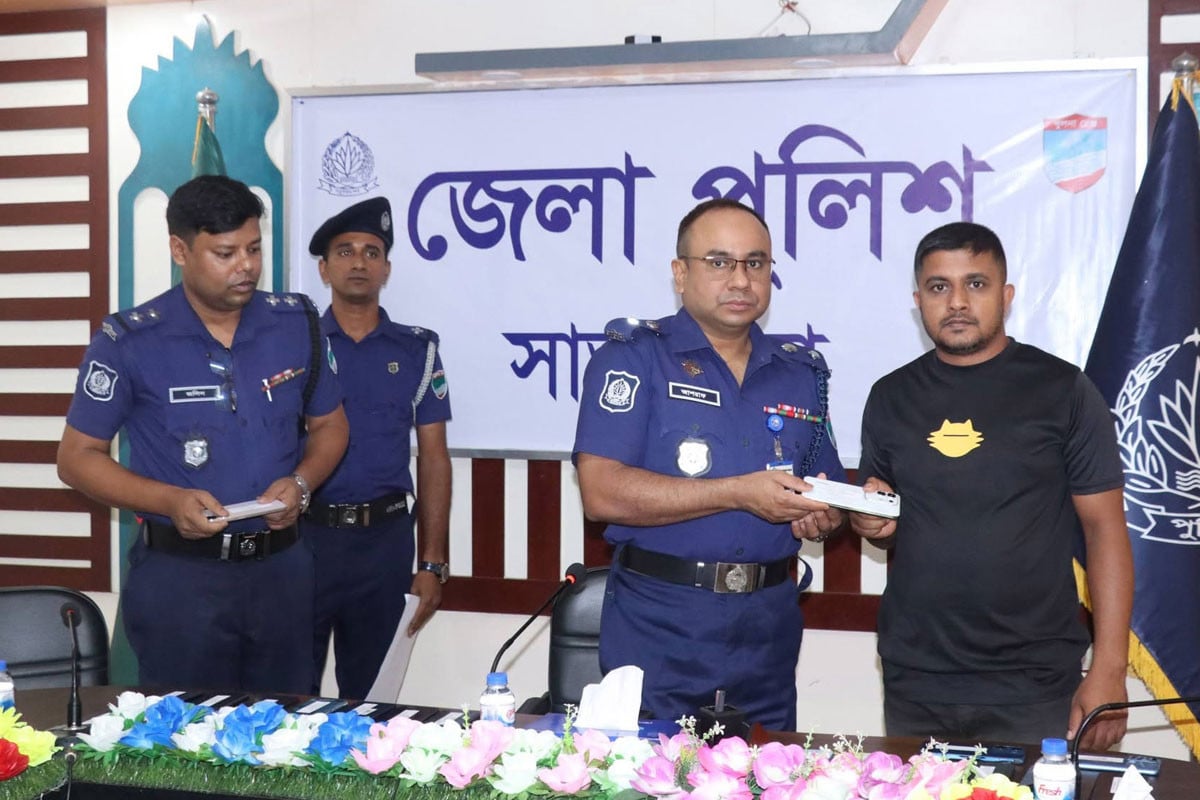 উদ্ধার হওয়া ২৪টি মোবাইল ও ৩৮ হাজার টাকা মালিকদের ফেরত দিল পুলিশ
