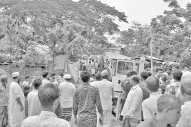 বাঁধ কাটা নিয়ে সংঘর্ষে দুই গ্রামবাসী, আহত ২০