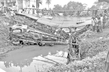 গোপালগঞ্জে ব্রিজ ভেঙে ট্রাক খালে