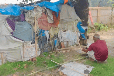 ‘স্ত্রী মরার পর জীবন বদলেছে, সন্তানরা খোঁজ নেয় না, এই ঝুপড়িই আমার ঠিকানা’