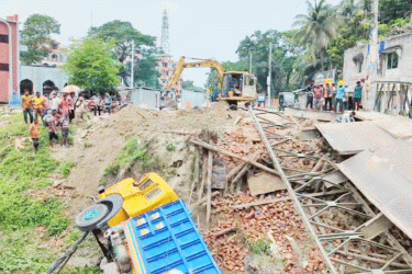 বেইলি ব্রিজ ভেঙে খালে ট্রাক, উদ্ধার হয়নি দ্বিতীয় দিনেও; যান চলাচল বন্ধ
