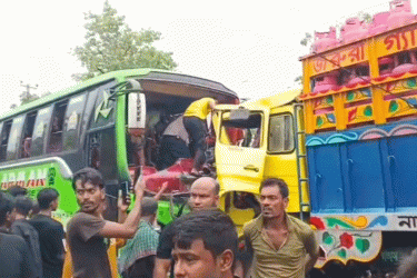 মোংলায় বাস-ট্রাক মুখোমুখি সংঘর্ষ, আহত ২০