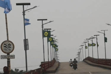 বিশ্বকাপের উন্মাদনায় হাজীপুর সেতুটি সেজেছে নানা রঙের পতাকায়