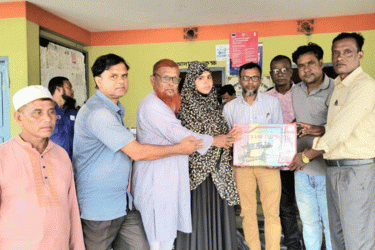 সিরাজগঞ্জে দুস্থ নারীর মাঝে সেলাই মেশিন বিতরণ