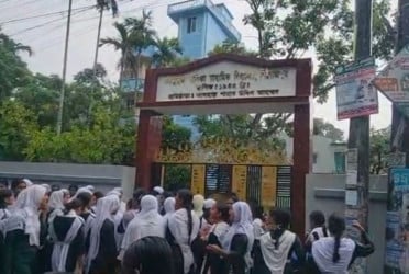 পিরোজপুরে শিক্ষকের বিরুদ্ধে শ্লীলতাহানির অভিযোগে শিক্ষার্থীদের বিক্ষোভ
