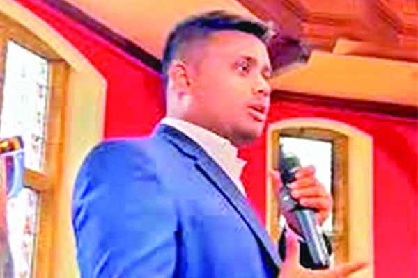 লন্ডনে হাসনাত আবদুল্লাহকে লক্ষ্য করে ডিম নিক্ষেপ