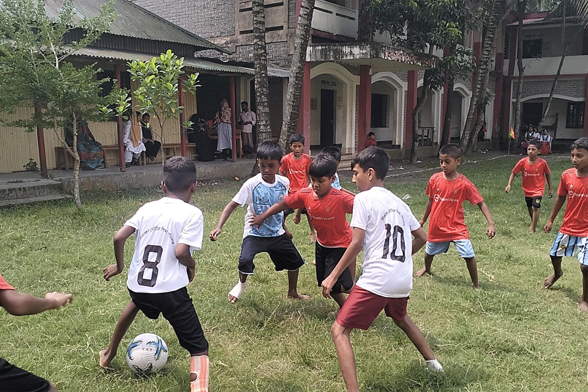 ভাঙ্গায় খুদে শিক্ষার্থীদের ফুটবল প্রতিযোগিতা