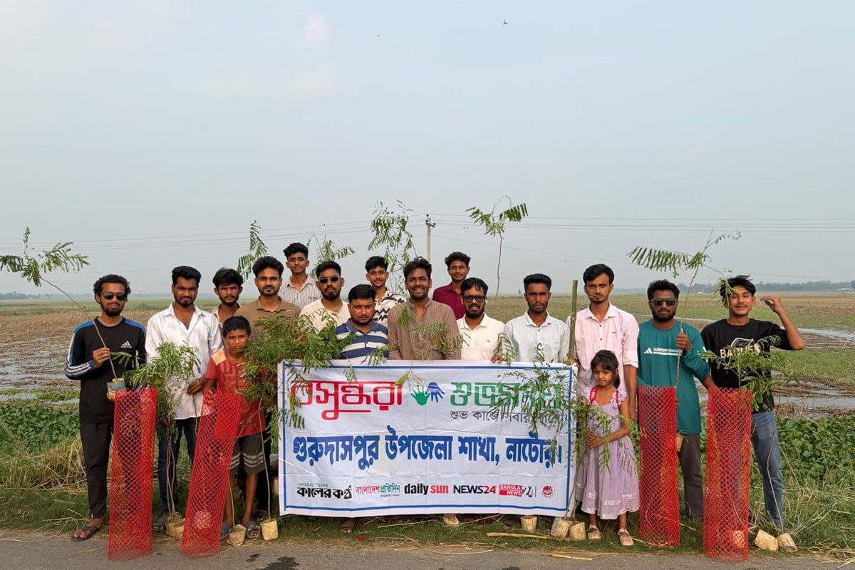 চলনবিলে বসুন্ধরা শুভসংঘের কৃষ্ণচূড়া গাছ রোপণ