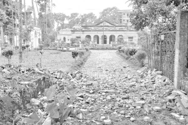 গুঁড়িয়ে দেওয়া হলো সেই অবৈধ দেয়াল