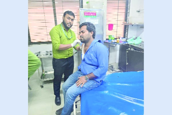 বাংলাদেশ প্রতিদিন সাংবাদিকের ওপর হামলা, শাস্তি দাবি