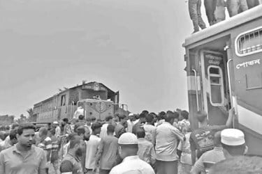 ট্রেনের ইঞ্জিনে আগুন বগি বিচ্ছিন্ন
