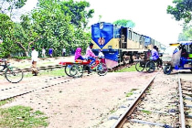 অনুমোদনহীন লেভেল ক্রসিং যেন মৃত্যুফাঁদ
