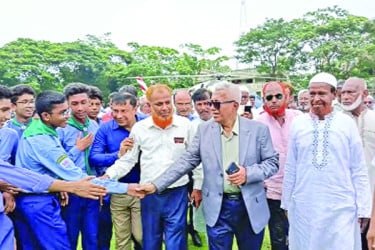 শৈশবের বিদ্যাপীঠে ফিরে আবেগাপ্লুত মেজর জেনারেল মাহবুব
