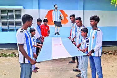 আর্জেন্টিনার পতাকার রঙে রাঙালেন বাড়ি