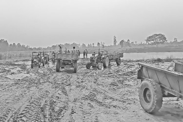 বাঙালি ও আলাইতে বালু লুট, ঝুঁকিতে দুই সেতু
