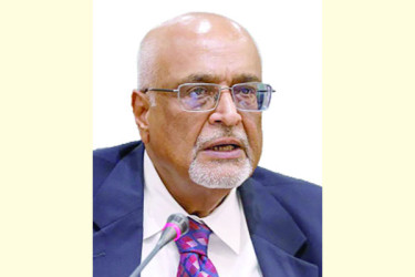ত্রিমুখী চাপে মধ্যবিত্তরা
