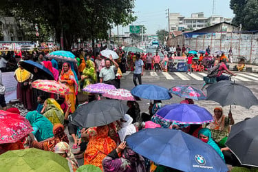 বকেয়া পাওনার দাবিতে নাসা গ্রুপের শ্রমিকদের মহাখালী-তেজগাঁও সড়ক অবরোধ