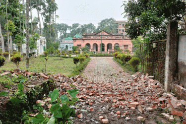 অবশেষে গুঁড়িয়ে দেওয়া হলো নবাব ফয়জুন্নেছা জাদুঘরের প্রবেশপথের অবৈধ দেয়াল