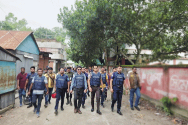 আগ্নেয়াস্ত্র নিয়ে দ্রুত সংঘর্ষ ছড়িয়ে পড়ে গ্রামজুড়ে, গুলিবিদ্ধ একজন নিহত