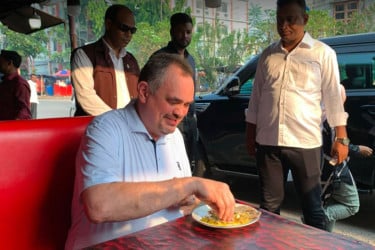 রাজশাহীর কালাইরুটি খেয়ে মুগ্ধ মার্কিন রাষ্ট্রদূত, বললেন ‘দারুণ মজা’