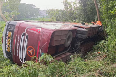 গোপালগঞ্জে বাস-ট্রাকের ত্রিমুখী সংঘর্ষে নিহত ১, আহত অর্ধশত