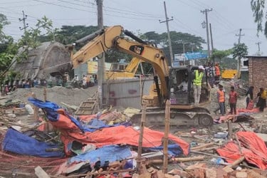 ঝুপড়ি ঘরে এসি-সিসি ক্যামেরা লাগানো সেই মাদকের আস্তানা গুঁড়িয়ে দিল প্রশাসন