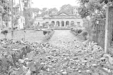 গুঁড়িয়ে দেওয়া হলো সেই অবৈধ দেয়াল