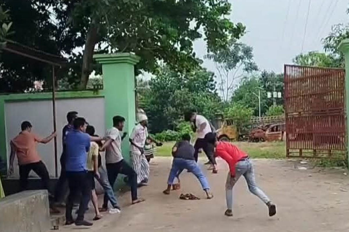 পারিবারিক বিরোধের জেরে থানার সামনেই সংঘর্ষ, আটক ৩
