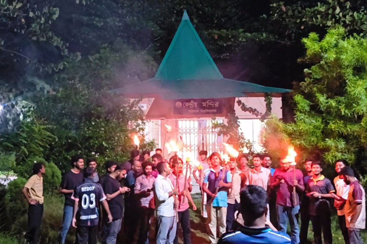 বরিশাল বিশ্ববিদ্যালয়ে সনাতনী শিক্ষার্থীদের মশালমিছিল