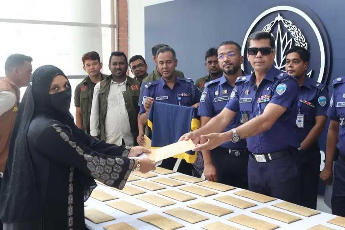 চট্টগ্রামে খোয়া যাওয়া ১০১ মোবাইল ফিরিয়ে দিল পুলিশ