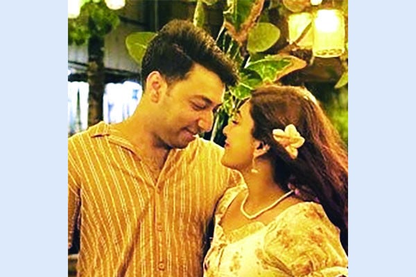 হানিমুনে অন্তরঙ্গ নীলা