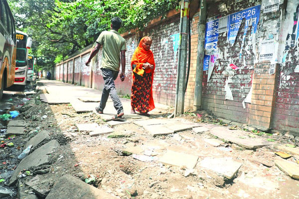 ফুটপাতে হাঁটাচলা দায়