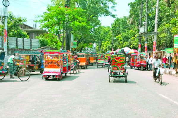 নিয়ন্ত্রণের বাইরে ব্যাটারিচালিত রিকশা