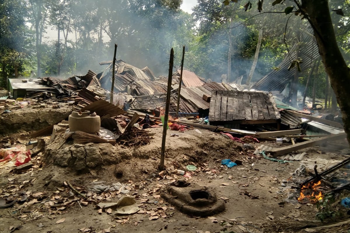 বরিশালে অটোরিকশাচালক হত্যা মামলার আসামিদের বাড়িতে আগুন