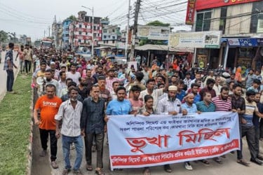 বরিশালে বকেয়া পাওনার দাবিতে শ্রমিকদের ভুখা মিছিল
