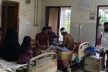 টুঙ্গিপাড়ায় ফুটবল খেলায় দ্বন্দ্বের জেরে দশম শ্রেণির ছাত্রকে হাতুড়ি পেটা