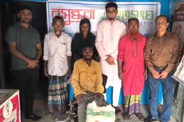 শান্তিগঞ্জে বসুন্ধরা শুভসংঘের উদ্যোগে প্রতিবন্ধী পরিবারকে খাদ্য সামগ্রী উপহার