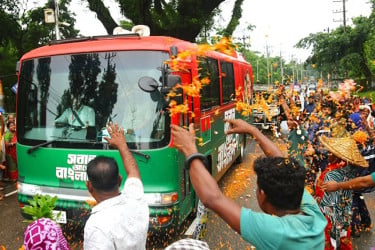 সিলেটে ফুলের পাপড়িতে প্রধানমন্ত্রীকে স্বাগত জানালেন চা শ্রমিকরা