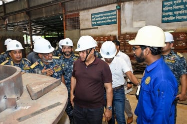 খুলনা শিপইয়ার্ড পরিদর্শন করলেন প্রধানমন্ত্রীর প্রতিরক্ষা উপদেষ্টা