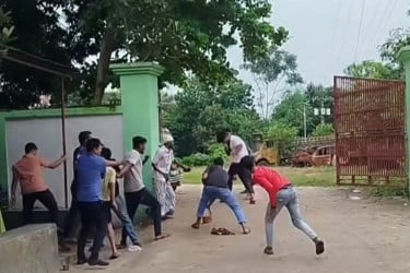 পারিবারিক বিরোধের জেরে থানার সামনেই সংঘর্ষ, আটক ৩