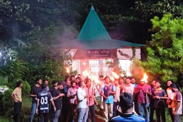 বরিশাল বিশ্ববিদ্যালয়ে সনাতনী শিক্ষার্থীদের মশালমিছিল