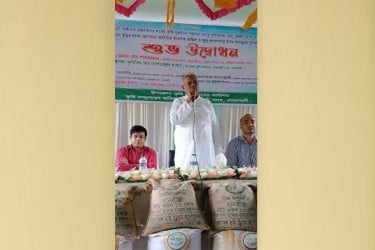 নোয়াখালীতে প্রান্তিক ও ক্ষুদ্র কৃষকদের মাঝে বিনামূল্য কৃষি উপকরণ বিতরণ