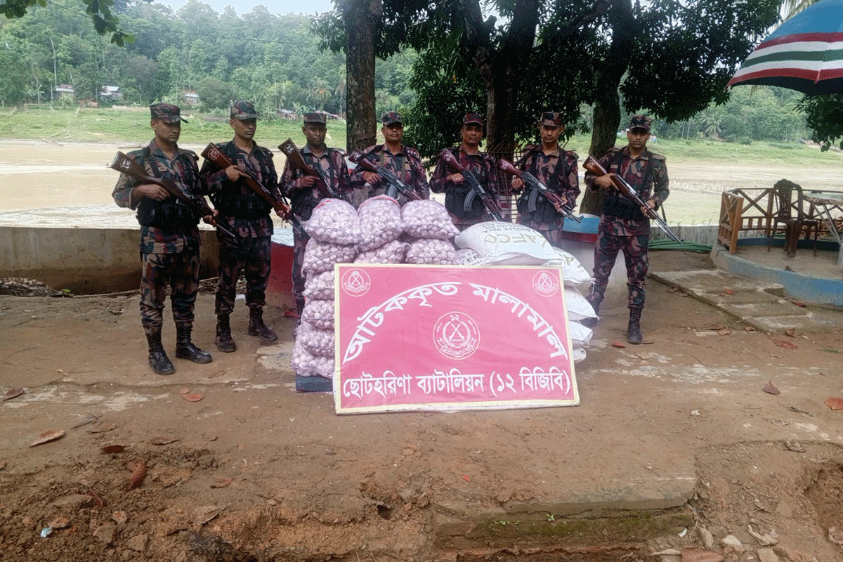 রাঙামাটিতে বিজিবির অভিযানে রসুন ও সার উদ্ধার