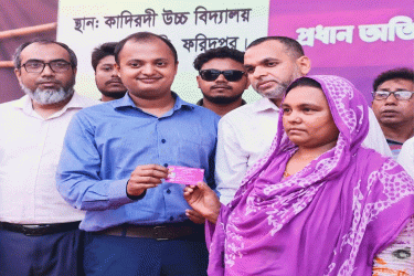 বোয়ালমারীতে ফ্যামিলি কার্ড বিতরণ শুরু