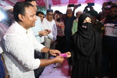 হিজলায় ফ্যামিলি কার্ড পেল ১ হাজার ৬৫ পরিবার