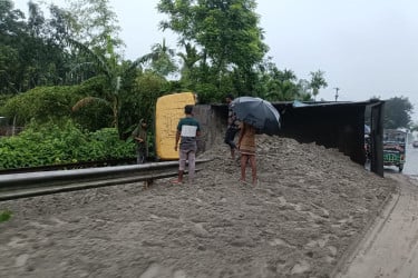 ট্রাক উল্টে রেললাইন ব্লক, কুড়িগ্রামের সঙ্গে রেল যোগাযোগ বন্ধ