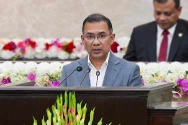 নিরাপত্তার ঘেরাটোপে সরকার প্রধানকে জনগণ থেকে দূরে ঠেলে না দেওয়ার আহ্বান